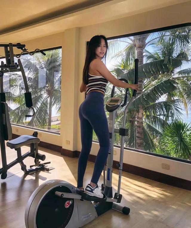 80后美女主持人“跳钢管舞”视频引热议