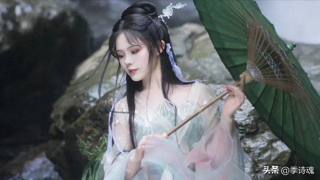 美女花王甩动着满头秀丽的长发玩弄着自己手掌心里面