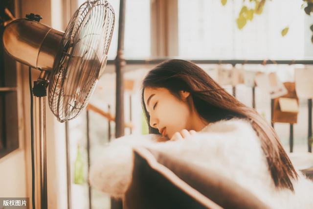 生活表面平静如水，实际暗涌不断，遇到极品的上司又能怎么办？