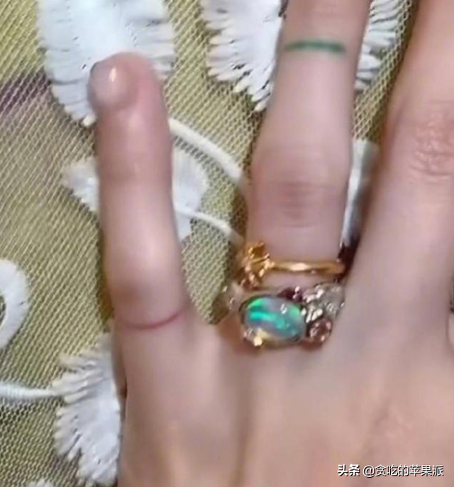 脱掉外套赤裸上身贴身热舞,引发热议,泫雅和男友荷尔蒙爆棚演出