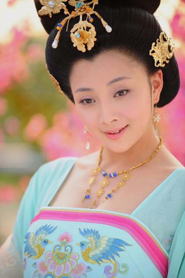 这些女星的身材告诉你：“干干瘪瘪”不叫美，珠圆玉润才更有韵味