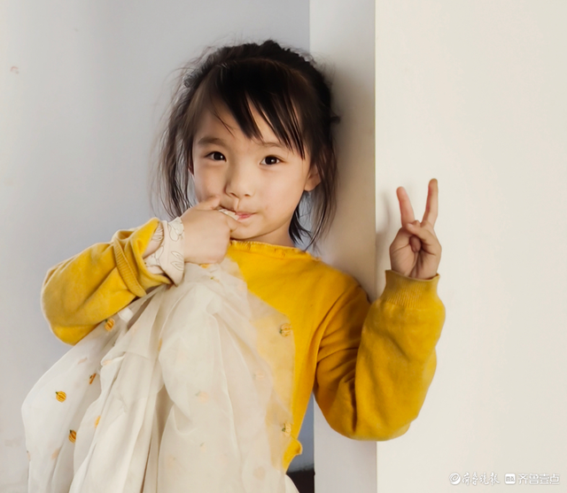 活泼可爱的小女孩