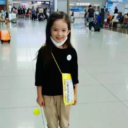 请问生这样的女儿有说明书吗?可爱混血萝莉 崔路易