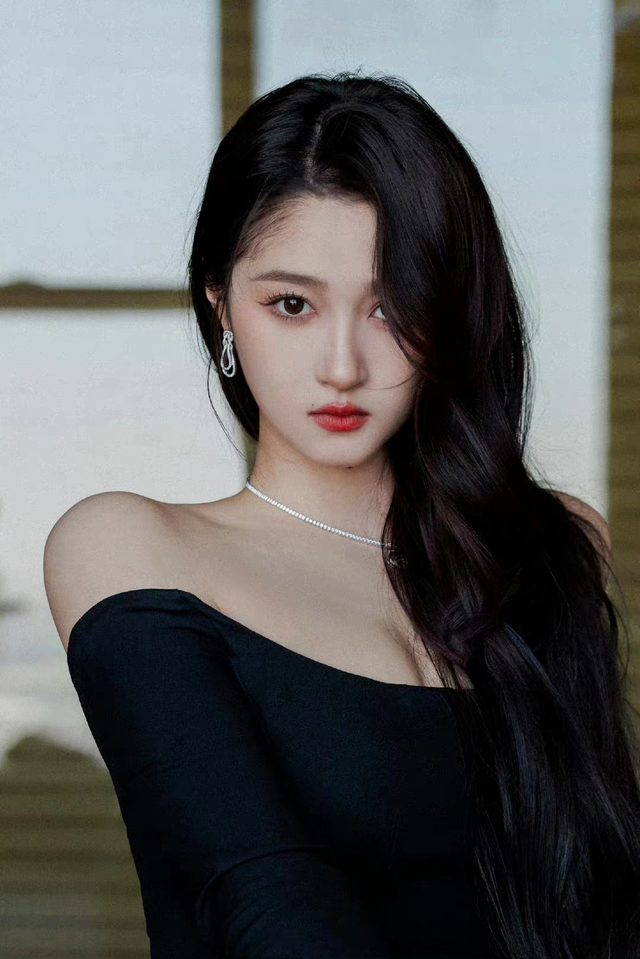 这一夜，张嘉倪美艳，关晓彤清凉，女明星的姿态万千，一眼沦陷