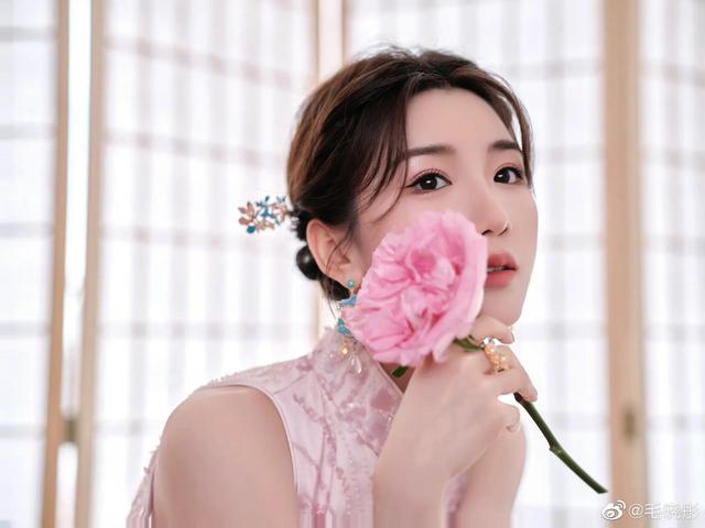 毛晓彤央视元宵晚会造型 穿粉色露背高开叉裙优雅高贵 风情妩媚