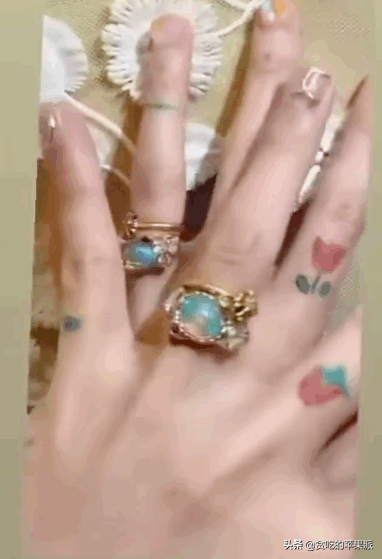 脱掉外套赤裸上身贴身热舞,引发热议,泫雅和男友荷尔蒙爆棚演出