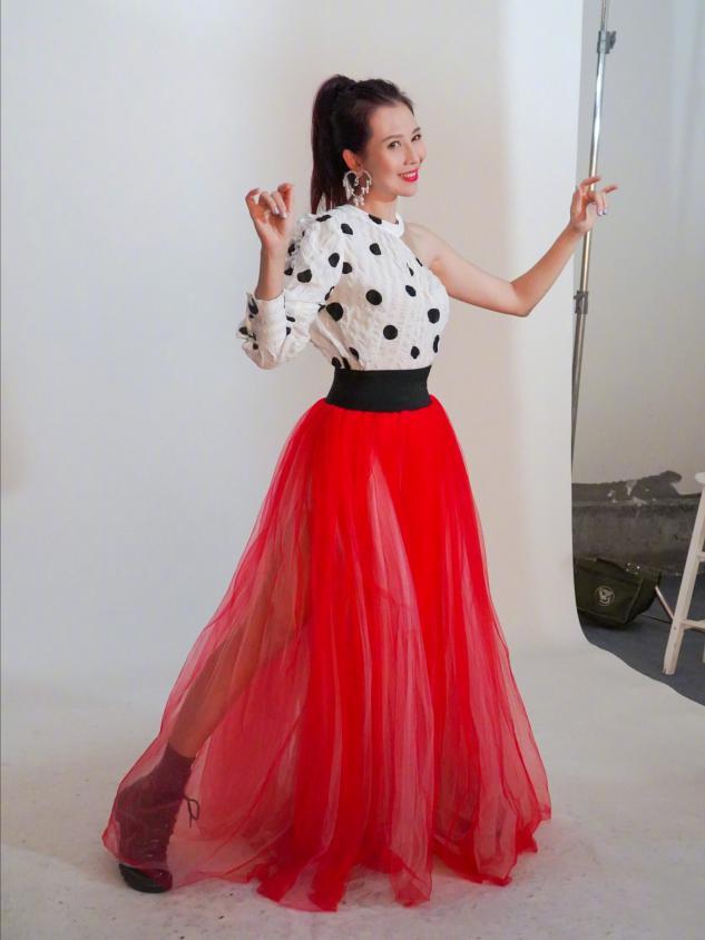 蔡少芬高调亮相，红裙长靴173比例惊人，腰线比178郑恺还高