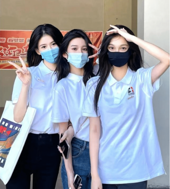 北影、中戏开学场面，堪称“视觉盛宴”，网友却纳闷：是我脸盲？