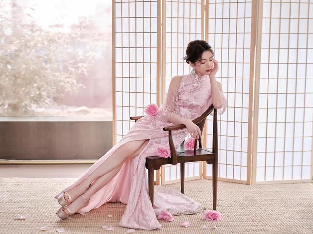 毛晓彤央视元宵晚会造型 穿粉色露背高开叉裙优雅高贵 风情妩媚