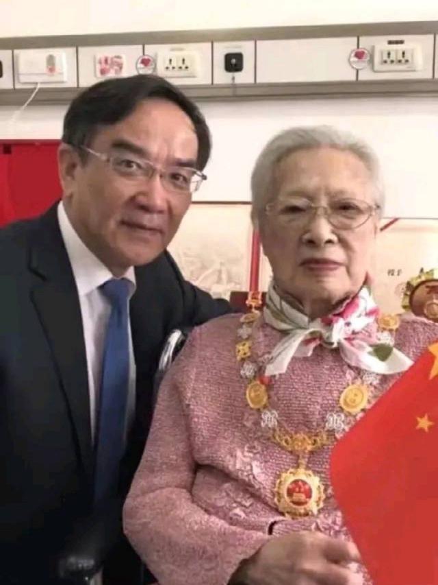 被周总理称为“中国最美女性”,已99岁的秦怡老了依旧如此美丽