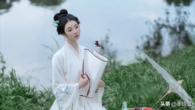 美女花王甩动着满头秀丽的长发玩弄着自己手掌心里面