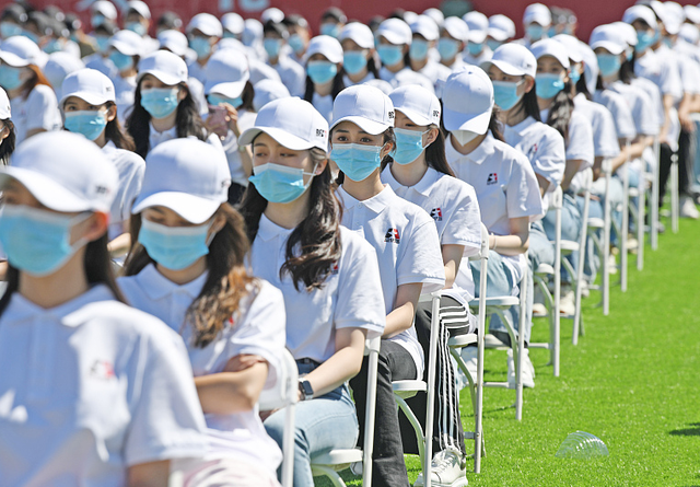 北影、中戏开学场面，堪称“视觉盛宴”，网友却纳闷：是我脸盲？