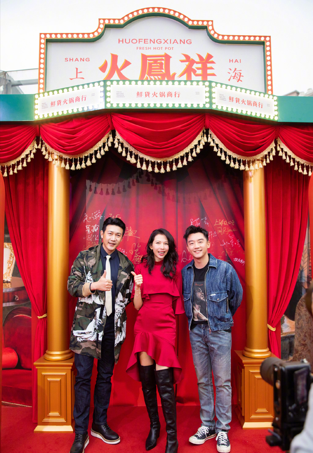 蔡少芬高调亮相，红裙长靴173比例惊人，腰线比178郑恺还高