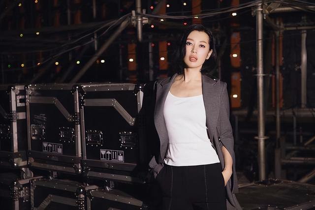 这些女星的身材告诉你：“干干瘪瘪”不叫美，珠圆玉润才更有韵味