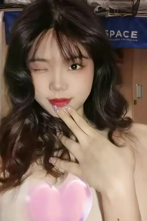 江苏19岁漂亮女生，劈腿体育生，男友：我每月给你4000，你却不忠