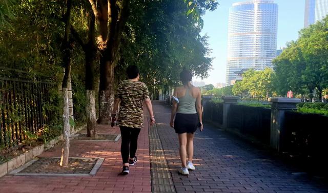 60岁退休教师，在医院做保洁月薪3000元，“找不到其他活，年龄超了”