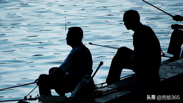 钓鱼也疯狂!女子第一次垂钓遭遇奇葩经历,网友:拍段子也信?