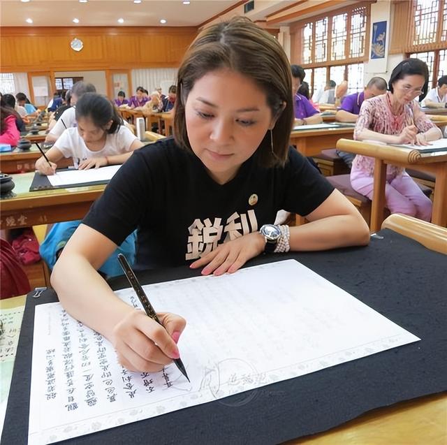 她是台湾滨崎步，13岁出道养家，出淤泥而不染，励志经历堪比张兰