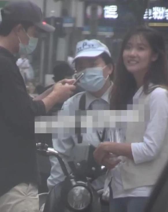 黄轩被长相神似巩俐的神秘美女当众打PP，“拍了拍”女友承认恋情