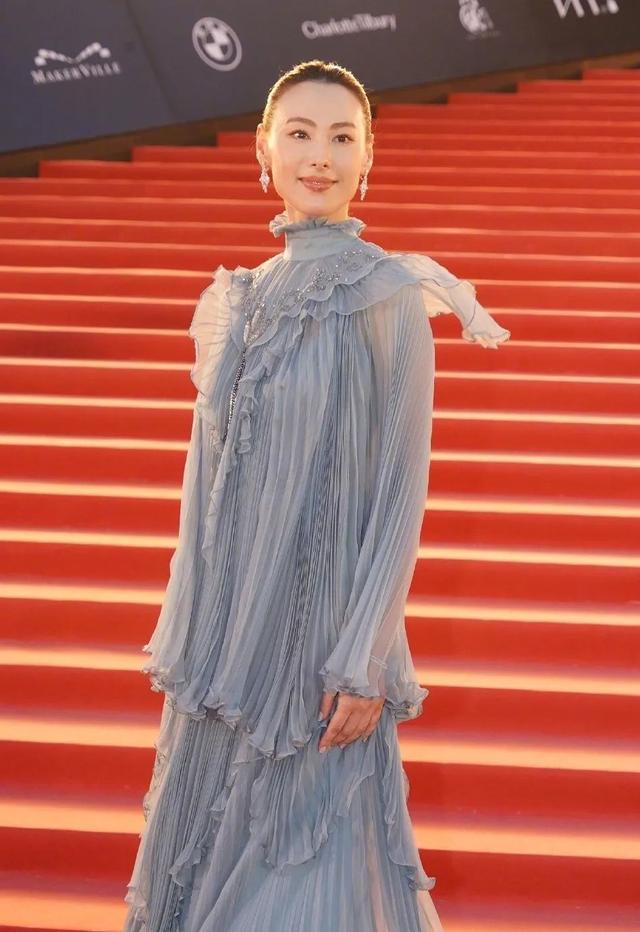 香港这一夜，港娱女星风情万种，但可惜的是，有些人太像网红了