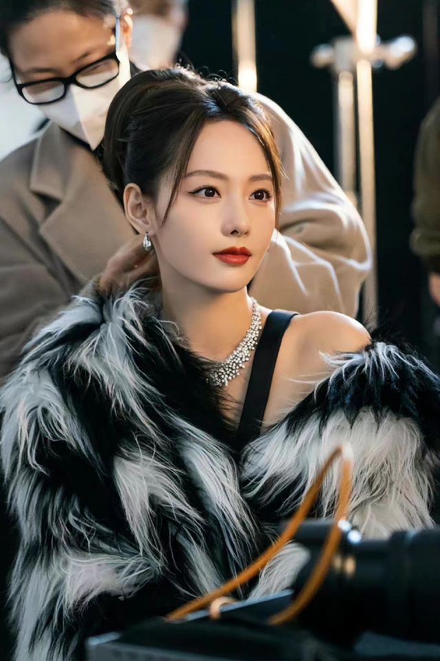 这一夜，张嘉倪美艳，关晓彤清凉，女明星的姿态万千，一眼沦陷