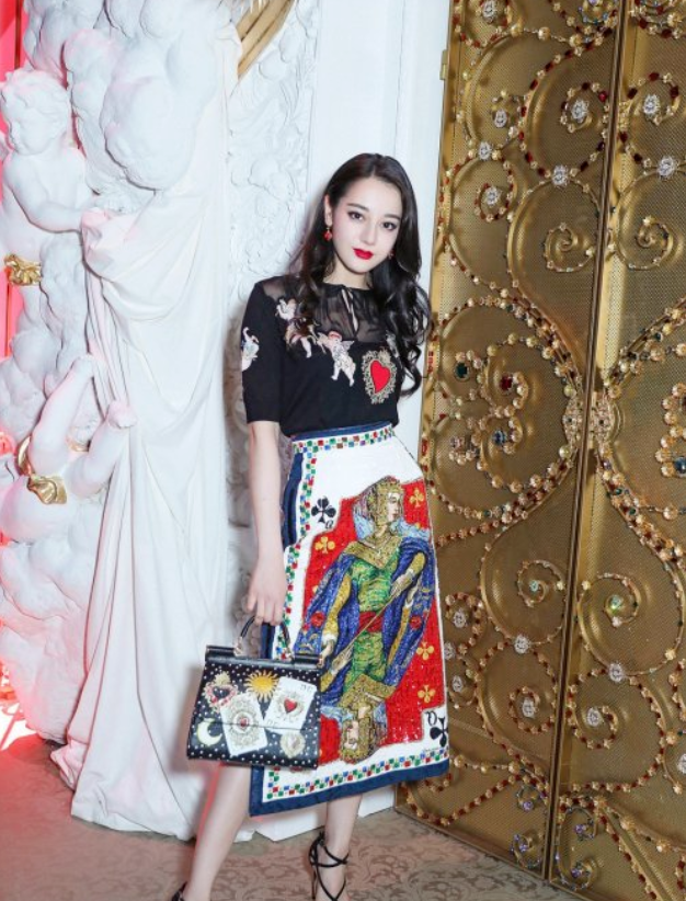 “扑克牌”的连衣裙，迪丽热巴重回颜值巅峰，网友：爱了