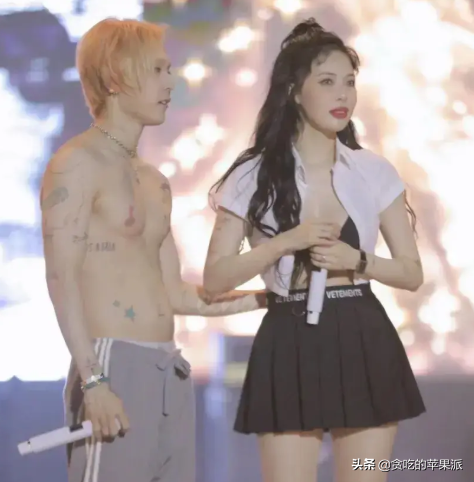 脱掉外套赤裸上身贴身热舞,引发热议,泫雅和男友荷尔蒙爆棚演出