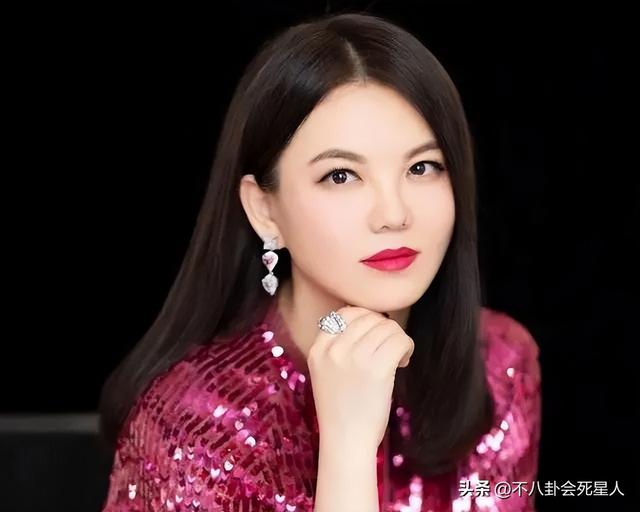当胖女星穿紧身裙，太过丰满，肥肉都被勒出来了