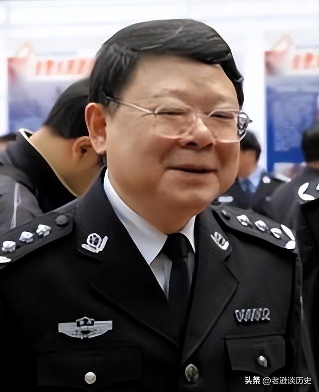 “扫黑局长”文强覆灭记：霸占警花十余年，被捕时家中发现2000万