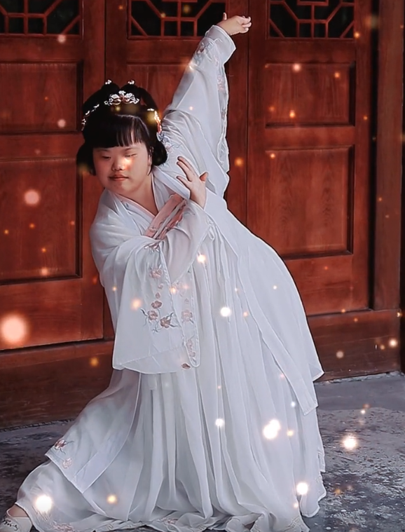 娜娜的乡村生活：母女凭温馨日常爆火，女儿患唐氏综合征依然自信