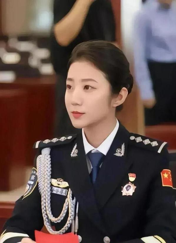 能让美女警花投怀送抱的吕总究竟是何许人也