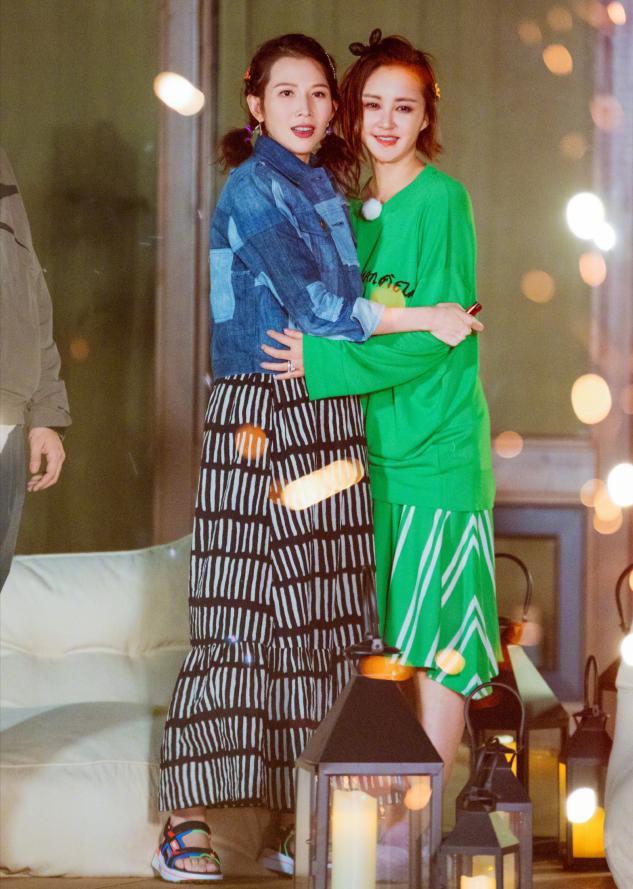 蔡少芬高调亮相，红裙长靴173比例惊人，腰线比178郑恺还高