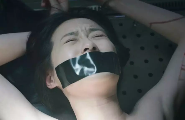 香港知名女星新剧迎破格性演出！差点遭活体解剖，几乎全裸上阵