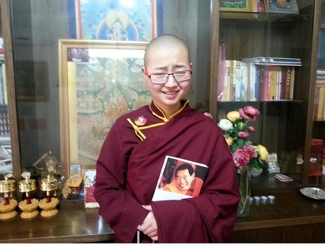 山东女孩马滢：才貌双全，一本大学毕业，不找工作反而出家当尼姑