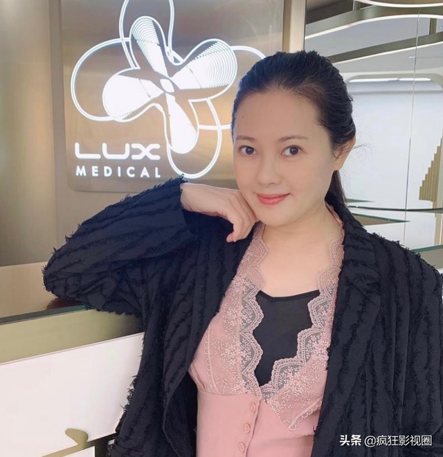 蜜桃女神李丽珍，被闺蜜“出卖”险些跳楼，56岁活成真玉女