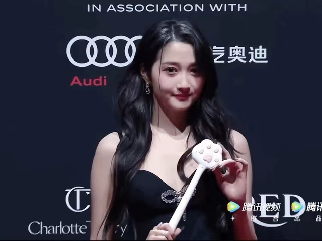 这一夜，张嘉倪美艳，关晓彤清凉，女明星的姿态万千，一眼沦陷