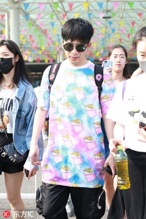 大张伟冰淇淋色TEE夏天气息满满 获美女粉丝跟拍人气旺