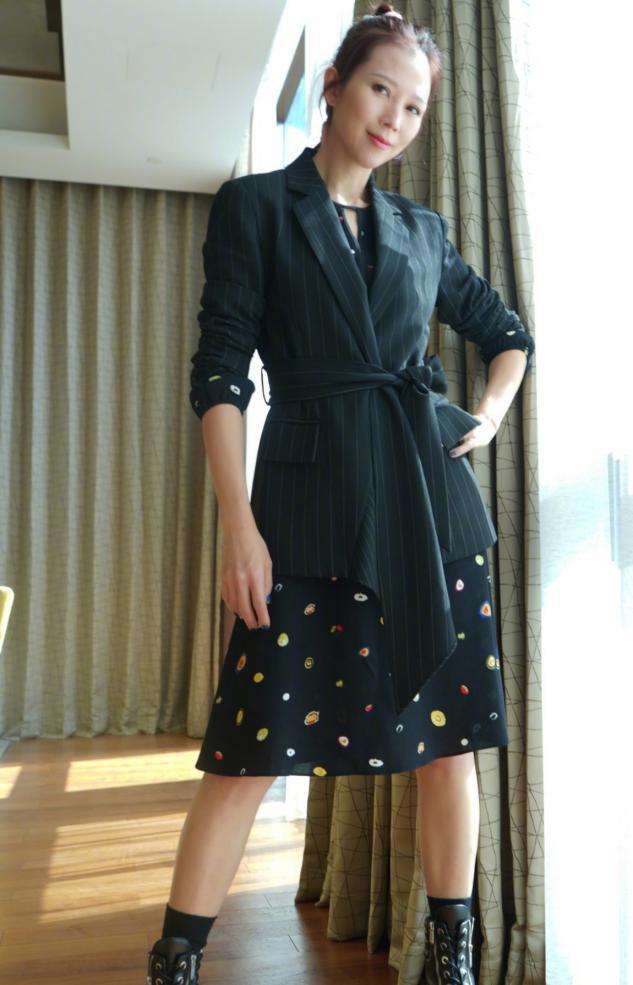 蔡少芬高调亮相，红裙长靴173比例惊人，腰线比178郑恺还高