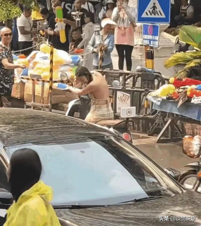云南泼水节不雅事件，女生生理期被撕雨衣，微胖女子被围攻