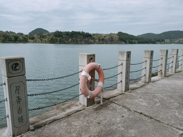 四川女孩跳江轻生，三名救人男孩全部溺亡：孩子，我宁愿你不善良