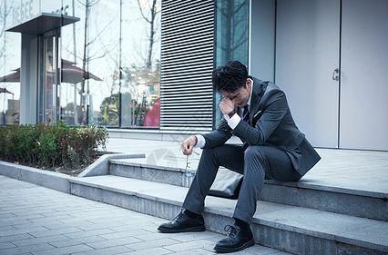 陌生男子在街头遭美女热吻，让路人为之惊叹