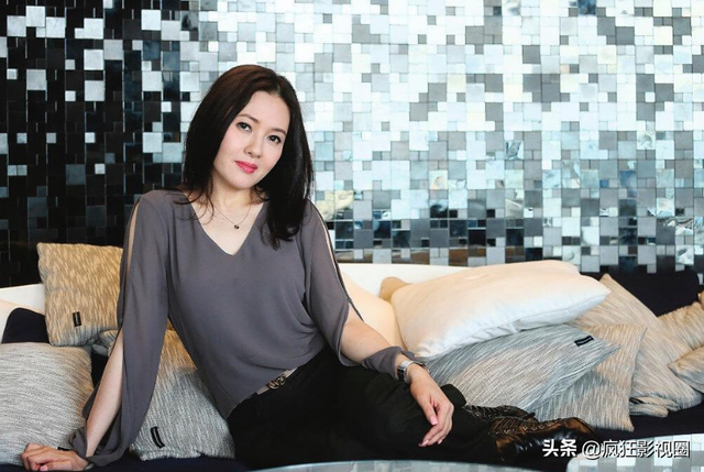 蜜桃女神李丽珍，被闺蜜“出卖”险些跳楼，56岁活成真玉女