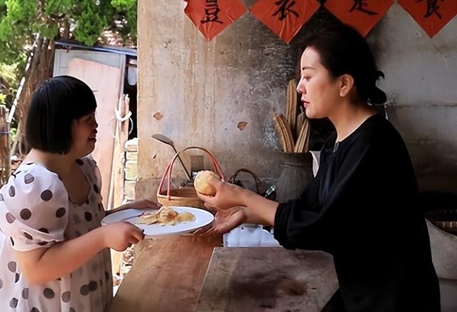 娜娜的乡村生活：母女凭温馨日常爆火，女儿患唐氏综合征依然自信