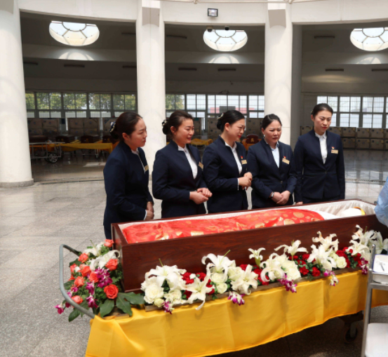 90后美女入殓师李淑萍：从不主动和人握手，一天只能缝合一具遗体