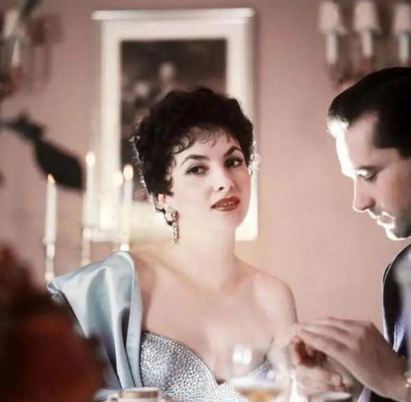 “国宝级女神”逝世！被称为“世界上最美丽的女人”