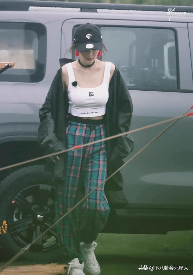 从柳岩到杨幂胸大也是烦恼?总被男星盯着胸看,参加综艺也不例外