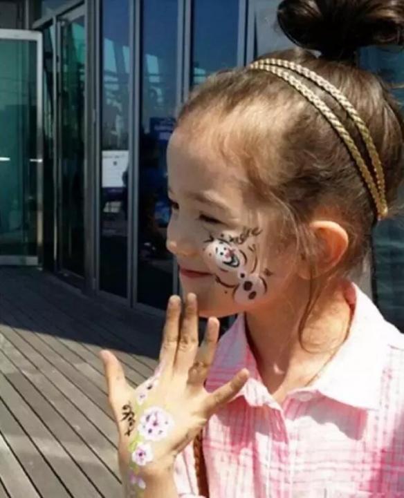 请问生这样的女儿有说明书吗?可爱混血萝莉 崔路易