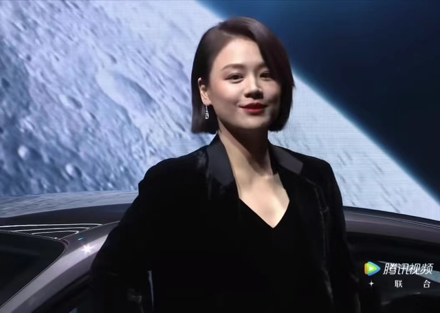 这一夜，张嘉倪美艳，关晓彤清凉，女明星的姿态万千，一眼沦陷