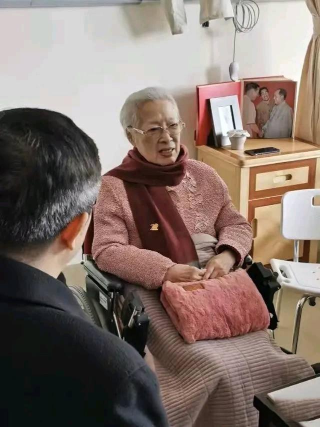 被周总理称为“中国最美女性”,已99岁的秦怡老了依旧如此美丽