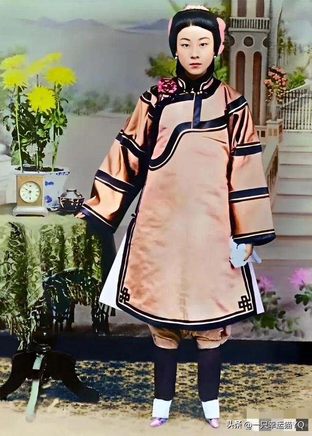 清末裹着小脚的女子，站着都得借物扶着，令人心疼